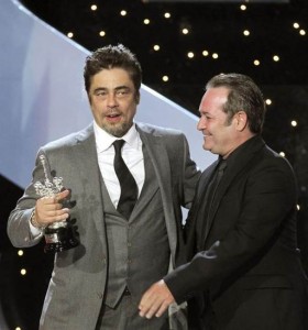 El actor puertorriqueño Benicio del Toro (i) recibe de manos del actor cubano Jorge Perugorría (d) el premio Donostia, en reconocimiento a su carrera, esta noche dentro de la 62 edición del Festival Internacional de Cine de San Sebastián. EFE/Juan Herrero