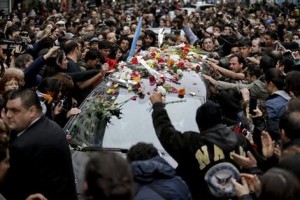 Los admiradores del músico, muchos de ellos de entre 20 y 30 años, intentaron por todos los medios tocar el coche que transportaba lentamente el féretro. Algunos tiraron flores al techo del automóvil, otros se apoyaron contra el mismo y lloraron desconsolados, acompañando así al lluvioso día. (AP Foto/Víctor R. Caivano)
