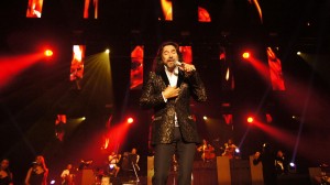 Marco Antonio Solis, se estará presentando en Phoenix, el viernes 19 de septiembre, en el US Airways Center a partir de las 8:00 a.m., en el marco de la gira mundial, “Gracias Por Estar Aquí, que lo ha llevado a recorrer el país de costa a costa, dejando tras de si escenarios llenos en su totalidad.