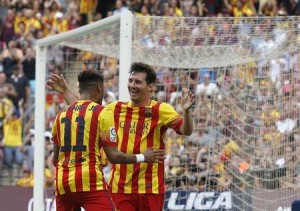 El futbolista brasileño Neymar, a la izquierda y de espalda, celebra su segundo gol contra el Athletic de Bilbao con el argentino Lionel Messi durante su partido por la liga española en el estadio Camp Nou, en Barcelona, el 13 de septiembre del 2014. El Barcelona mantuvo el sábado su paso perfecto en la liga tras vencer por 2-0 al Athetlic de Bilbao gracias a los goles conseguidos por la dupla conformada por Messi y Neymar. REUTERS/Gustau Nacarino 