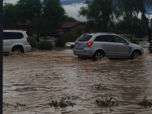 Phoenix, Arizona, 08 de septiembre/ Muchos se levantaron hoy a trabajar o a llevar a sus niños a clases y  se encontraron con las calles inundadas debidos las fuertes tormentas que azotaron diferentes ciudades aledañas al área metropolitana de Phoenix. Foto/ MTB/Panorama Online. 