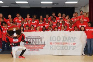 Cien estudiantes que participan en el programa educativo Elevate Phoenix se unieron para hacer una pancarta decorativa de la cuenta regresiva de 100 días del Super Bowl XLIX e iniciar la celebración. Foto Cortesía de Urias Communications