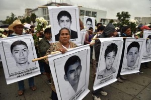 Familiares y personas cercanas a los 43 estudiantes desaparecidos el 19 de octubre de 2014 (AFP | Yuri Cortez)