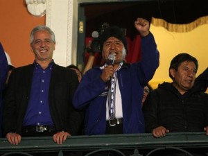 El presidente boliviano, Evo Morales (c), acompañado de su vicepresidente, Álvaro García Linera (i), y su ministro de Relaciones Exteriores, David Choquehuanca (d), pronuncia un discurso desde el balcón del Palacio de Gobierno después de ganar las elecciones para un tercer mandato ayer, domingo 12 de octubre de 2014, en La Paz (Bolivia). (EFE)