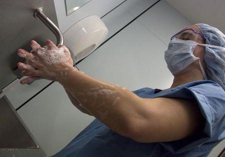 Los pacientes hospitalarios rara vez se lavan las manos y pueden diseminar enfermedades