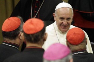 El Papa Francisco sonríe mientras ocnversa con cardenales durante una asamblea de obispos en el Vaticano. En un drástico cambio de tono, un documento del Vaticano dijo el lunes que los homosexuales tenían "dones y atributos para ofrecer" y preguntó si el Catolicismo podría aceptar a los gays y reconocer los aspectos positivos de las parejas del mismo sexo. REUTERS/Max Rossi
