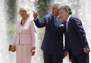 El príncipe Carlos, en el centro, dialoga con el presidente de Colombia Juan Manuel Santos mientras su esposa Camila, duquesa de Cornwal, observa durante una ceremonia de bienvenida en el palacio presidencial en Bogotá, Colombia, el miércoles 29 de octubre de 2014. (AP foto/Fernando Vergara)