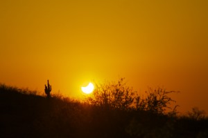 Eta foto de archivo del 2012, fue tomada durante un eclipse solar en Estrella Star Tower, en Goodyear, Arizona. Hoy jueves 23 de octubre podremos ver uno de los espectáculos celestes que más emocionan: un eclipse parcial de sol que será visible en todo México, Centroamérica, casi todo Estados Unidos y algunos países en Sudamérica. En la Costa Oeste de Estados Unidos se podrá observar a las 3:25 pm., mientras que en la Costa Este el fenómeno alcanzará su mejor momento a las 5:51 pm. Un eclipse parcial ocurre cuando la Luna cubre el disco solar y proyecta su sombra sobre la Tierra, ya que el satélite se alinea con los dos astros, y desde la perspectiva de nuestro planeta oculta al Sol. Si te preguntas cómo es que nuestro satélite cubre al astro –el diámetro de la Luna es 400 veces más pequeño que el del Sol– la respuesta se debe a su cercanía con la Tierra, lo que genera la percepción de que el disco lunar oculta a la estrella. Foto: Panorama Online.