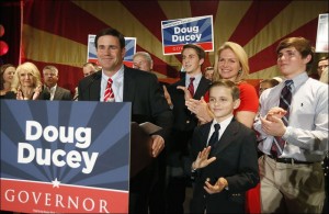Un tema en el que Doug Ducey, gobernador electo de Arizona, parece tener clara sus ideas es respecto a los nuevos estándares académicos (Common Core Standards), que empezaron a implementarse en la mayoría de los estados de Estados Unidos, entre ellos Arizona, en el periodo escolar 2013-2014, ya que como dice en su website, lo considera una intromisión federal a la educación pública estatal.