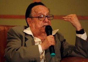Foto de archivo del popular actor mexicano Roberto Gómez Bolaños, conocido como Chespirito, en una rueda de prensa en Bogotá. Jun 23, 2009. El célebre cómico mexicano Roberto Gómez Bolaños, "Chespirito", uno de los artistas latinoamericanos más queridos por haber hecho reír a generaciones enteras en decenas de países, falleció el viernes a los 85 años de edad, informaron medios locales. REUTERS/John Vizcaino