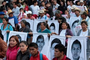 CIUDAD DE MÉXICO (MÉXICO), 22/10/2014.- Activistas y familiares marchan en apoyo a los 43 jóvenes desaparecidos en el estado de Guerrero hoy, miércoles 22 de octubre de 2014, en Ciudad de México. En otros hechos registrados en el municipio de Iguala, donde se produjo la desaparición de los jóvenes, varias decenas de personas encapuchadas que acompañaron una marcha de estudiantes y maestros quemaron el Ayuntamiento y saquearon un centro comercial al concluir la movilización. EFE/Alex Cruz