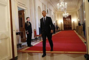 El presidente de Estados Unidos , Barack Obama, llega a una ceremonia el jueves en la Casa Blanca. Nov 20, 2014. Obama tiene previsto anunciar el jueves que ofrecerá ayuda ante el riesgo de deportación a unos 4,7 millones de personas indocumentadas, una medida que ha enfurecido a los republicanos en el Congreso incluso antes de que sea presentada oficialmente. REUTERS/Kevin Lamarque