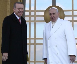 El presidente de Turquía, Recep Tayyip Erdogan (i), posa con el papa Francisco el 28 de noviembre de 2014 en el palacio presidencial en Ankara (AFP | Adem Altan)