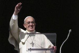 El Papa Francisco saluda durante una oración en la Plaza San Pedro, en el Vaticano, 16 noviembre, 2014. El Papa Francisco anunció el lunes que visitará Estados Unidos el próximo año, en su primer viaje al país norteamericano en calidad de líder de la Iglesia Católica Romana de 1.200 millones de fieles. REUTERS/Alessandro Bianchi