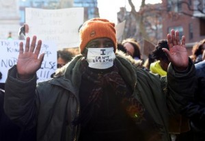 Un manifestante se cubre con una mascarilla con la frase "I can't breathe" ("No puedo respirar"), la última pronunciada por uno de los ciudadanos negros abatidos por un policía blanco, el 13 de diciembre de 2014 en Nueva York (AFP | Don Emmert)