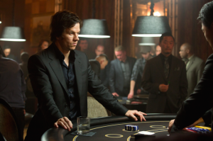 Mark Wahlberg es el protagonista de este filme e interpreta a un hombre con doble vida, Jim Bennett, un jugador sombrío, desapegado, ausente, quien busca llenar otros vacíos y carencias en su vida que parten de lo afectivo/ Foto: Paramount Picture