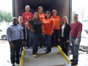 Docenas de voluntarios se reunieron el pasado 4 de diciembre para empacar suministros medicos donados por Dignity Health al proyecto CU.R.E., los cuales han sido enviados a Sierra Leona para ayudar a combatir la crisis del ébola, en ese país de Africa Occidental.