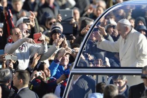 El papa Francisco saluda a la multitud a su llegada a su audiencia general semanal el 10 de diciembre de 2014 en la Plaza de San Pedro de El Vaticano (AFP | Andreas Solaro)