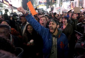 Numerosas personas salieron a manifestarse el miércoles,3 de diciembre, en la zona de Times Square y el Rockefeller Center y en los barrios de Harlem y Staten Island, el lugar donde murió Eric Garner, de 43 años, durante un violento operativo policial el 17 de julio, tras darse a conocer la decisión de un jurado investigador de no procesar penalmente al policía que causó la muerte de Garner por asfixia, mientras este vendía cigarrillos.
