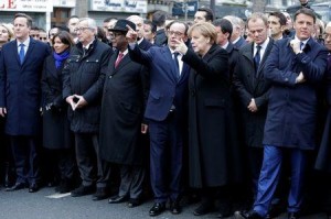 Decenas de líderes mundiales, entre ellos jefes de Estado musulmanes y judíos, se congregaron el domingo en París para sumarse a cientos de miles de franceses en una marcha, en medio de intensas medidas de seguridad en un homenaje sin precedentes a las víctimas de los ataques islamistas ocurridos esta semana. En la imagen, el presidente francés en primera línea junto al primer ministro británico, la alcaldesa de París, el presidente de la Comisión Europea , el presidente de Malí, la canciller alemana, el presidente del Consejo Europeo y el primer ministro italiano. REUTERS/Philippe Wojazer