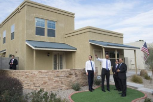 El presidente Barack Obama, junto al secretario de Vivienda y Desarrollo Urbano, Julián Castro (izquierda), El Presidente de CPLC, Edmundo Hidalgo (derecha) y David Adame , en una urbanización en Phoenix, Arizona, el jueves 8 de enero del 2015.
