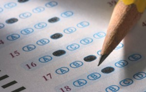 Este pasado viernes 20 de febrero las escuelas del estado de Arizona fueron notificadas de que el gobernador Doug Ducey había aprobado  la ley SB1191 (Graduación: Moratoria sobre calificación de prueba). Con la firma de la misma se prohibe la exigencia de que un estudiante obtenga una calificación requerida en la prueba estandarizada AIMS para graduarse durante los periodos escolares: 2014-15, 2015-16, 2016-17, 2017-18. La SB1191 se incluyó como una cláusula de emergencia, lo que significa que es efectiva inmediatamente. 