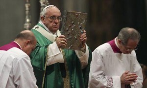 El papa Francisco expresó su profunda tristeza por la decapitación de 21 egipcios cristianos coptos en Libia, en declaraciones espontáneas durante un discurso el lunes para enfatizar la unidad de todos los cristianos más allá de la doctrina que sigan. En la imagen, el papa celebra misa el 15 de febrero de 2015 en el Vaticano. REUTERS/Alessandro Bianchi