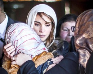 Fotografía proporcionada por Agencia Jordana de Noticias que muestra a la reina Rania mientras abraza a un familiar del piloto Muath al-Kassasbeh hoy, jueves 5 de febrero de 2015, en la villa Aye de Karak, al sur de Jordania. El rey Abdalá II juró una "respuesta dura" contra los militantes del grupo Estado Islámico (EI) por haber quemado vivo a un piloto jordano capturado y por haber publicado un vídeo de su ejecución. Agencia Jordana de Noticias