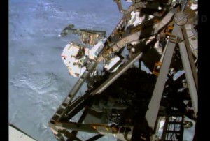 Imagen de un video de la NASA del astronauta estadounidense Terry Virts(izq.), durante una caminata espacial el 1 de marzo de 2015  (NASA/AFP )