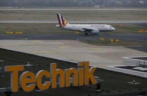 Un avión de Germanwings junto a un edificio de Lufthansa Technik en el aeropuerto de Düseldorf, Alemania, mar 25 2015. Lufthansa dijo que el copiloto sospechado de haber estrellado deliberadamente un avión operado por su unidad Germanwings en los Alpes franceses interrumpió su entrenamiento hace seis años, pero aprobó todos los controles exigidos para volar. REUTERS/Wolfgang Rattay