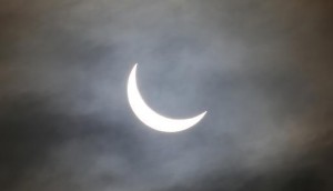 Imagen del eclipse parcial de sol tomada este viernes 20 de marzo en Plymouth, al suroeste de Inglaterra (AFP | Geoff Caddick)
