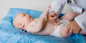 Algunos padres desean demorar las vacunas espaciándolas, en parte para impedir que sus niños reciban tantos pinchazos en una sola consulta. Los médicos encuestados dijeron que los padres también manifiestan preocupación por posibles complicaciones a largo plazo y otros riesgos de las vacunas, que los expertos médicos consideran infundados.