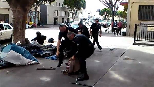 Vídeo muestra cómo varios policías de Los Angeles disparan y dejan sin vida a indigente