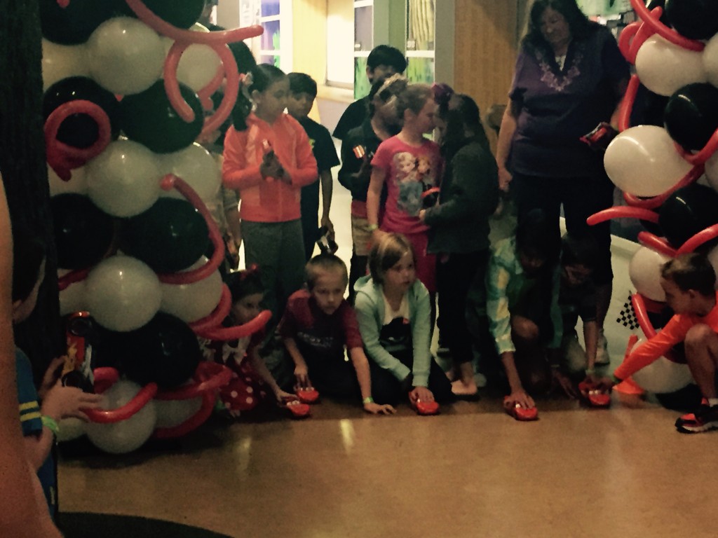 Niños en Phoenix disfrutan una tarde llena de fantasía, manualidades y carreras de autos