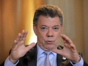 El presidente de Colombia, Juan Manuel Santos, durante una entrevista con Reuters en Bogotá, 7 abril, 2015. La guerrilla de las FARC tiene que someterse a la justicia y pagar por sus delitos para que se pueda sellar un acuerdo de paz en Colombia, aseguró el presidente Juan Manuel Santos. REUTERS/Jose Miguel Gomez