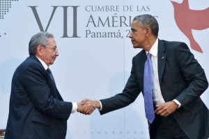 Los presidentes de EEUU Barack Obama y de Cuba Raúl castro se saludan el 11 de abril de 2015 en la Cumbre de las Américas en Ciudad de Panamá (AFP | Mandel Ngan)