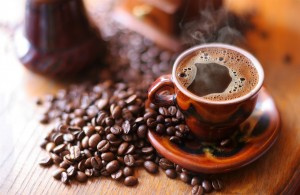 El café tiene un efecto preventivo contra la enfermedad de Parkinson, como ya fue observado en un estudio del 2000, que muestra claramente el rol de la cafeína en algunos receptores del cerebro. Asimismo, algunos estudios revelaron una relación entre el café y una incidencia menor de la enfermedad de Alzheimer o la esclerosis múltiple.