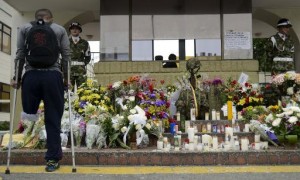 Un soldado mutilado por una mina rinde honores en Medellín, Colombia, a militares muertos por la guerrilla el 17 de abril de 2015 (AFP/Archivos | Raúl Arboleda)