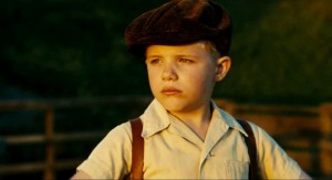 “Little Boy, nos muestra que todos necesitamos fe para hacer algo, todos tenemos montañas en la vida diaria en frente de nosotros que queremos mover, esta película nos invita a levantarnos y a tener fe para mover esas montañas y eso nos motiva, comentó el actor mexicano Eduardo Verástegui, productor del filme. 