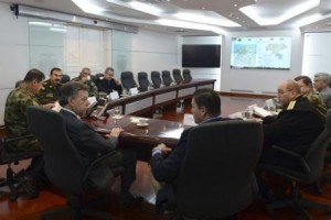 Al menos ocho guerrilleros de las FARC murieron el sábado en el noroeste de Colombia en un bombardeo de las fuerzas armadas, el primero después de que los rebeldes decidieran suspender su alto el fuego unilateral ante la sostenida ofensiva gubernamental. En la imagen, el presidente de Colombia Juan Manuel Santos (delante a la izquierda) escucha al ministro de Defensa Juan Carlos Pinzon durante una reunión con las fuerzas armadas en el palacio presidencial de Bogotá, en Colombia, el 22 de mayo de 2015. REUTERS/Efrain Herrera/Colombian Presidency/Handout via Reuters