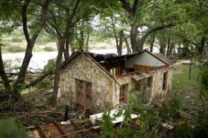 Una cabaña destruida a orillas del rí­o Blanco tras las inundaciones en Wimberley, Texas, 24 de mayo de 2015. Dos personas murieron en inundaciones repentinas y fuertes tormentas en los estados de Texas y Oklahoma que obligaron a realizar evacuaciones y rescates desde azoteas y dejaron a miles de personas sin electricidad, dijeron las autoridades el domingo. REUTERS/Jay Janner/American-Statesman
