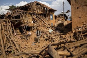 n la foto distribuida por la Cruz Roja, un hombre entre los restos de un edificio colapsado durante el terrremoto en Sathigar el 29 de abril de 2015. La cifra de muertos por el devastador terremoto de Nepal superó los 6.200 el viernes, en momentos en que las réplicas y el hedor de los cuerpos en descomposición han hecho difícil que los sobrevivientes nerviosos regresen a sus casas. REUTERS/IFRC/Palani Mohan/Handout via Reuters