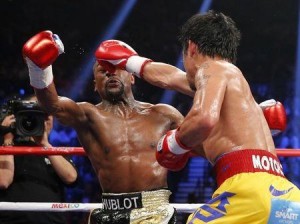 El boxeador filipino Manny Pacquiao dijo que una lesión en un hombro complicó su intento de propinar al estadounidense Floyd Mayweather Jr la primera derrota de su carrera como profesional. En la imagen, Pacquiao (dcha) lanza un golpe contra Mayweather en el "combate del siglo" celebrado en Las Vegas. 2 mayo 2015. REUTERS/Steve Marcus