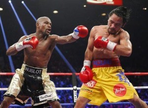 En un largamente anticipado choque de estilos, la brillantez defensiva de Floyd Mayweather se impuso al ataque total de Manny Pacquiao, en un combate ganado por el estadounidense de forma unánime ante el filipino el sábado en Las Vegas. En la imagen, Mayweather golpea con su izquierda a Pacquiao en el "combate del siglo" celebrado en Las Vegas. 2 mayo 2015. REUTERS/Steve Marcus