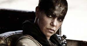 En "Mad Max: Fury Road", el personaje de Charlize Theron Imperator Furiosa tiene casi el mismo nivel de presencia que Tom Hardy, quien interpreta al guerrero en la famosa franquicia de acción de la década de 1980 que fue proyectada el jueves en el Festival Internacional de Cine de Cannes, donde el tema del papel de las mujeres en el cine, no solo frente a la cámara sino también detrás, ha centrado la atención este año.