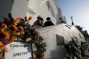 La Iglesia Metodista Africana Emanuel espera que los dolientes acudan a los servicios religiosos del domingo, cuando reabra en la ciudad estadounidense de Charleston, días después de que un hombre armado disparara y matara a nueve miembros de la congregación durante la reunión de un grupo de estudios bíblicos. En la imagen, la iglesia de Charleston donde tuvo lugar el tiroteo, el 21 de junio de 2015. REUTERS/Brian Snyder