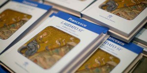 Imagen de la Encíclica, Laudato Sí, "Alabado Seas", dada a conocer el 17 de junio de 2015 por el Papa Francisco, y que tiene como fin el salvar el planeta de la devastación ecológica 