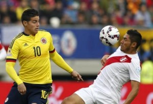 Foto del domingo del colombiano James Rodríguez (10) luchando por el balón con el peruano Joel Sánchez en el partido por la Copa América en Temuco. Jun 21, 2015. La selección peruana de fútbol empató 0-0 ante Colombia por la jornada final del Grupo C y se metió en los cuartos de final de la competencia. REUTERS/Carlos Garcia Rawlins