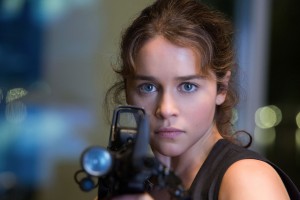 En su nueva incursión en el célebre cíborg que interpretó por primera vez en 1984, Schwarzenegger ya no es la máquina terrible que pretende liquidar a Sarah Connor, interpretada ahora en su juventud por la actriz inglesa, Emilia Clarke, sino un Terminator programado para ser un ángel guardián de la mujer que debe engendrar al líder de la resistencia, John Connor
