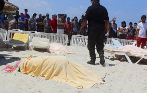 Cerca de 2.500 turistas extranjeros han abandonado Túnez en las últimas horas como consecuencia del atentado que el viernes causó la muerte de 39 personas en un hotel de la ciudad costera de Susa
